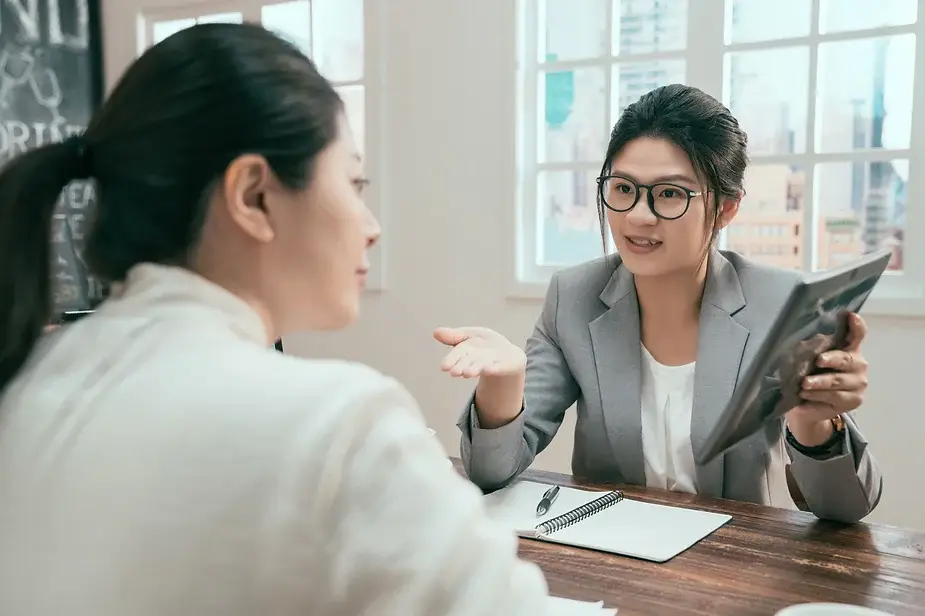 Financial advisor explaining debt recycling strategy to a client for achieving financial independence.